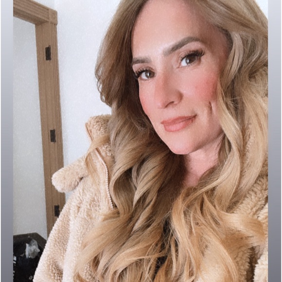 Meet your Posher, Cynthia - Picture 1 of 1